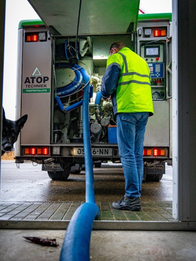 Vrachtwagenchauffeur rijdende melk ontvangst Maarten
