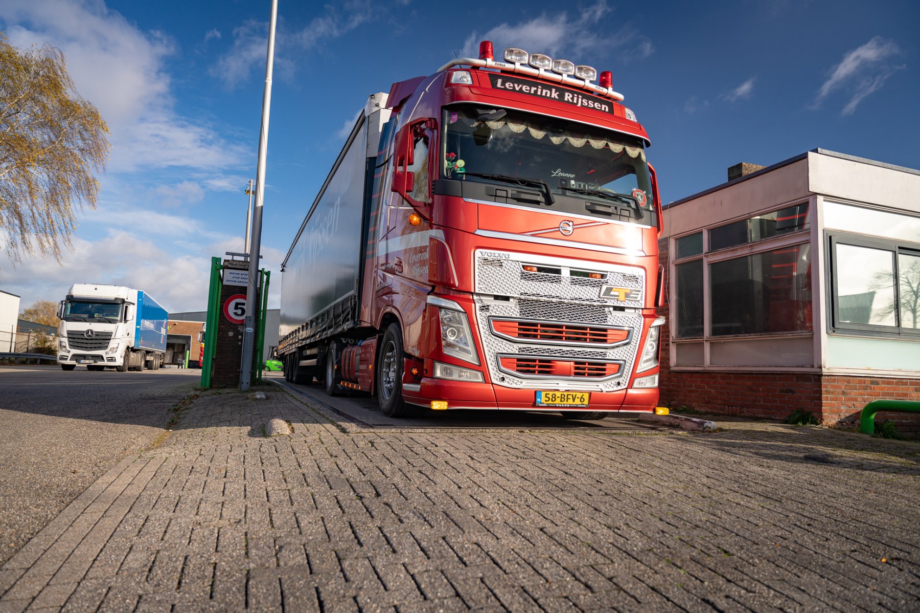 Vrachtwagen Lennart Paalman voor slagboom origineel