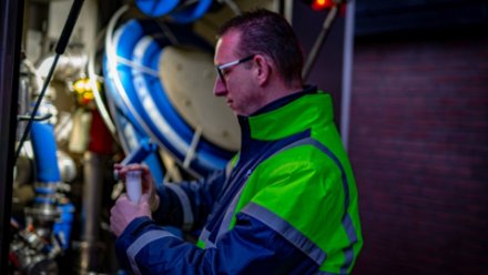 Vrachtwagenchauffeur rijdende melk ontvangst Maarten