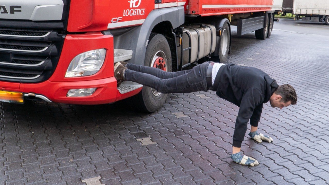 Vrachtwagenchauffeur Jarno doet push up op de parkeerplaats