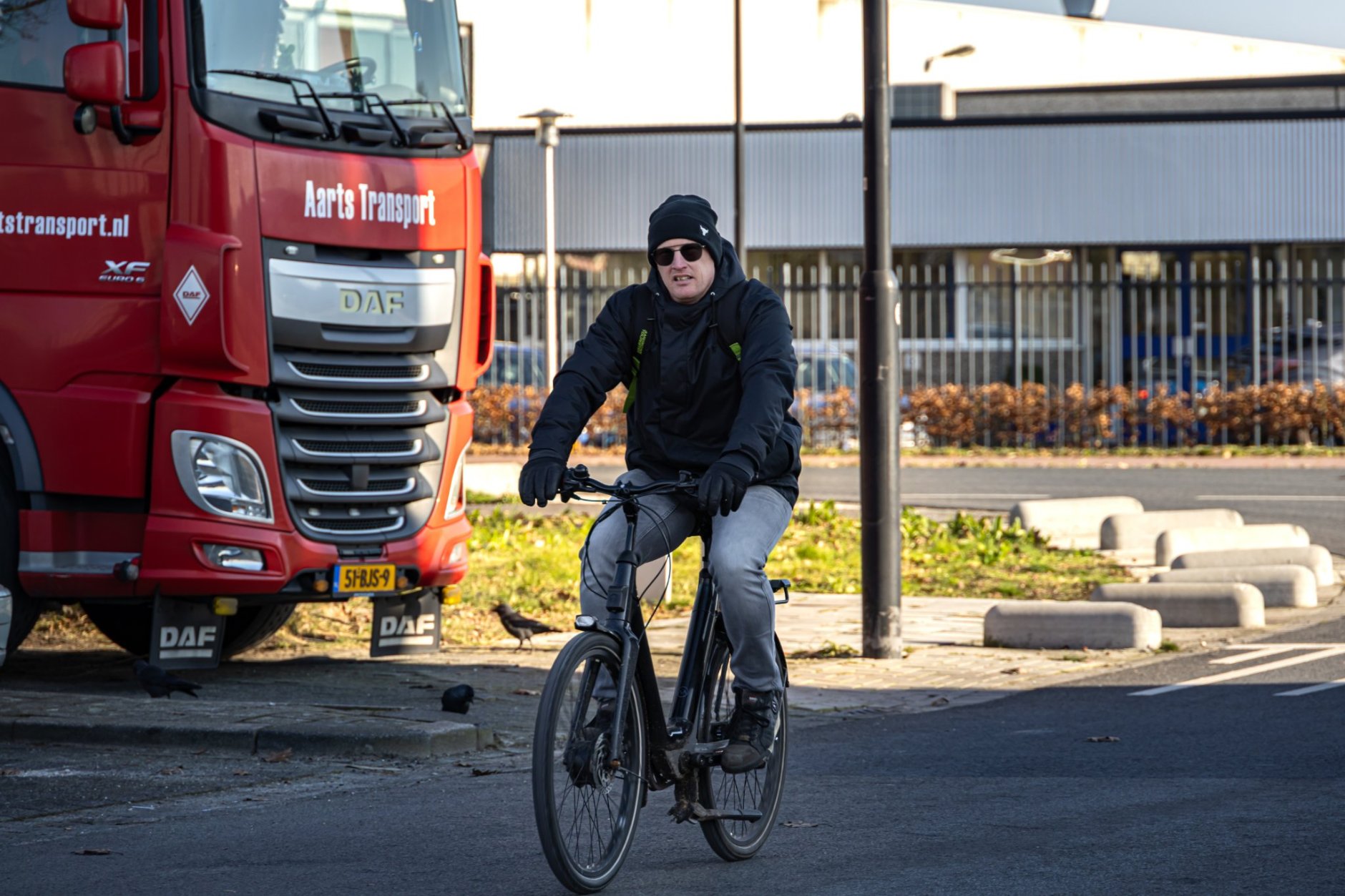 Vrachtwagenchauffeur Remco Leenhouwers op de fiets naar zijn werk