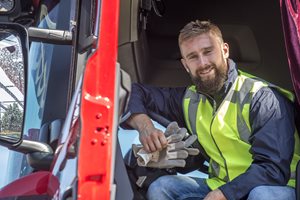 Vrachtwagenchauffeur in vrachtwagen