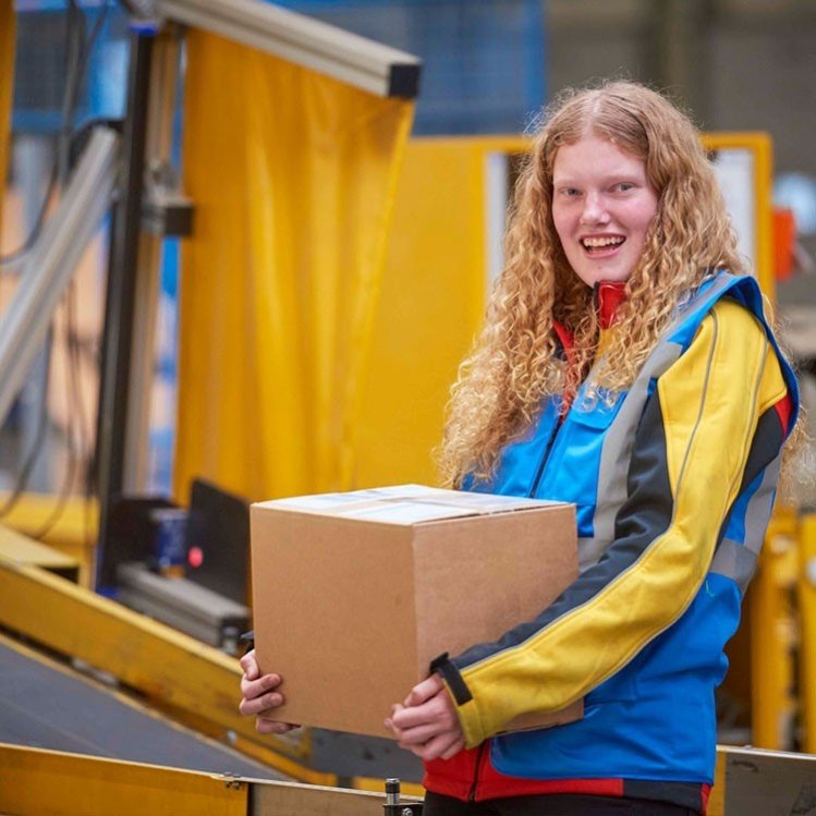 Studieplan vrouw in magazijn
