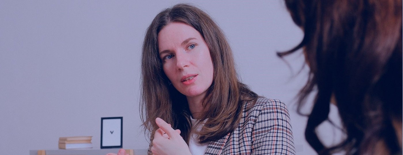 Medewerkers in gesprek over alcohol drugs en medicijnen.