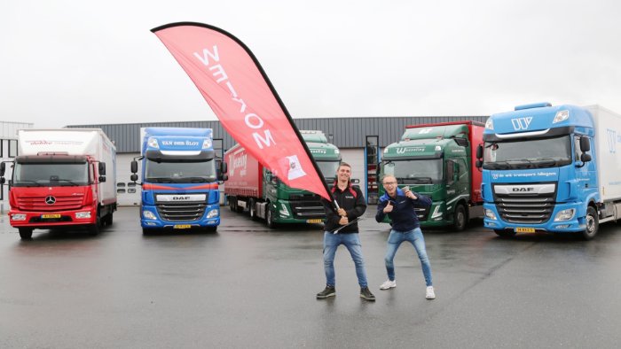 Mannen voor vrachtwagen met een vlag
