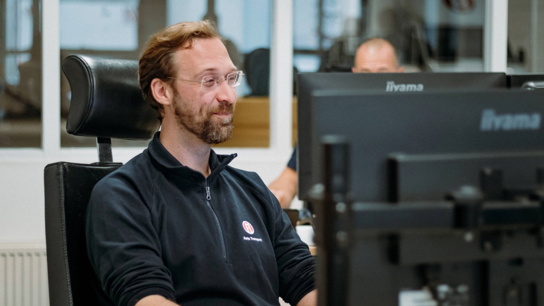 Planner transport en logistiek achter computer 