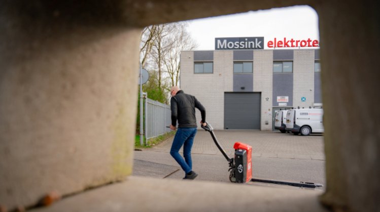 Zij-instromer Marco Wassink lopend met pompkar