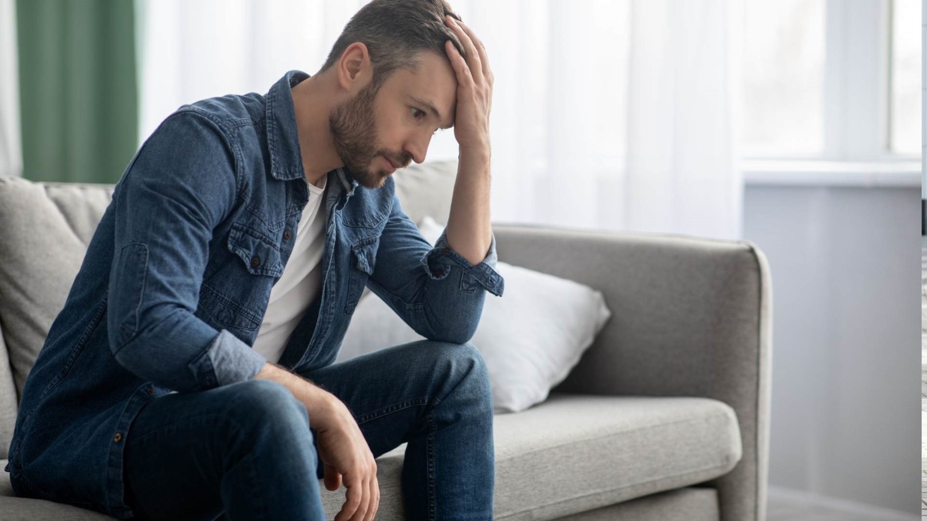 depressieve man op de bank vanwege penopauze