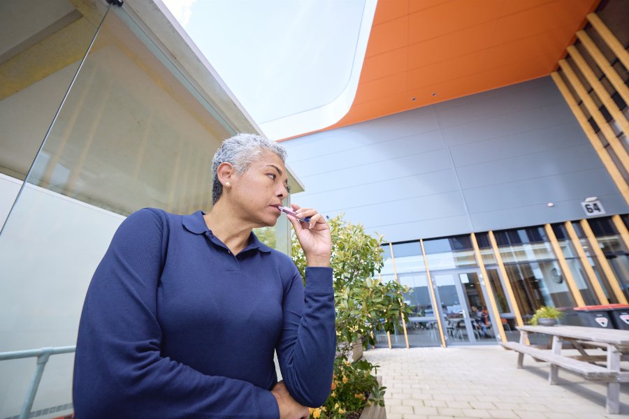 Werknemer transport en logistiek vaped in rookhok