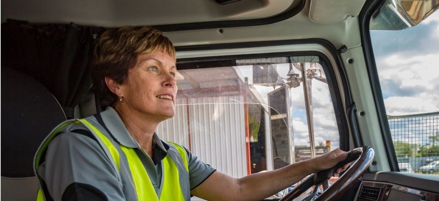 vrouw in vrachtwagen - transport en logistiek
