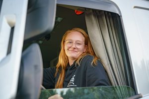 Paige Timmermans in cabine vrachtwagen origineel