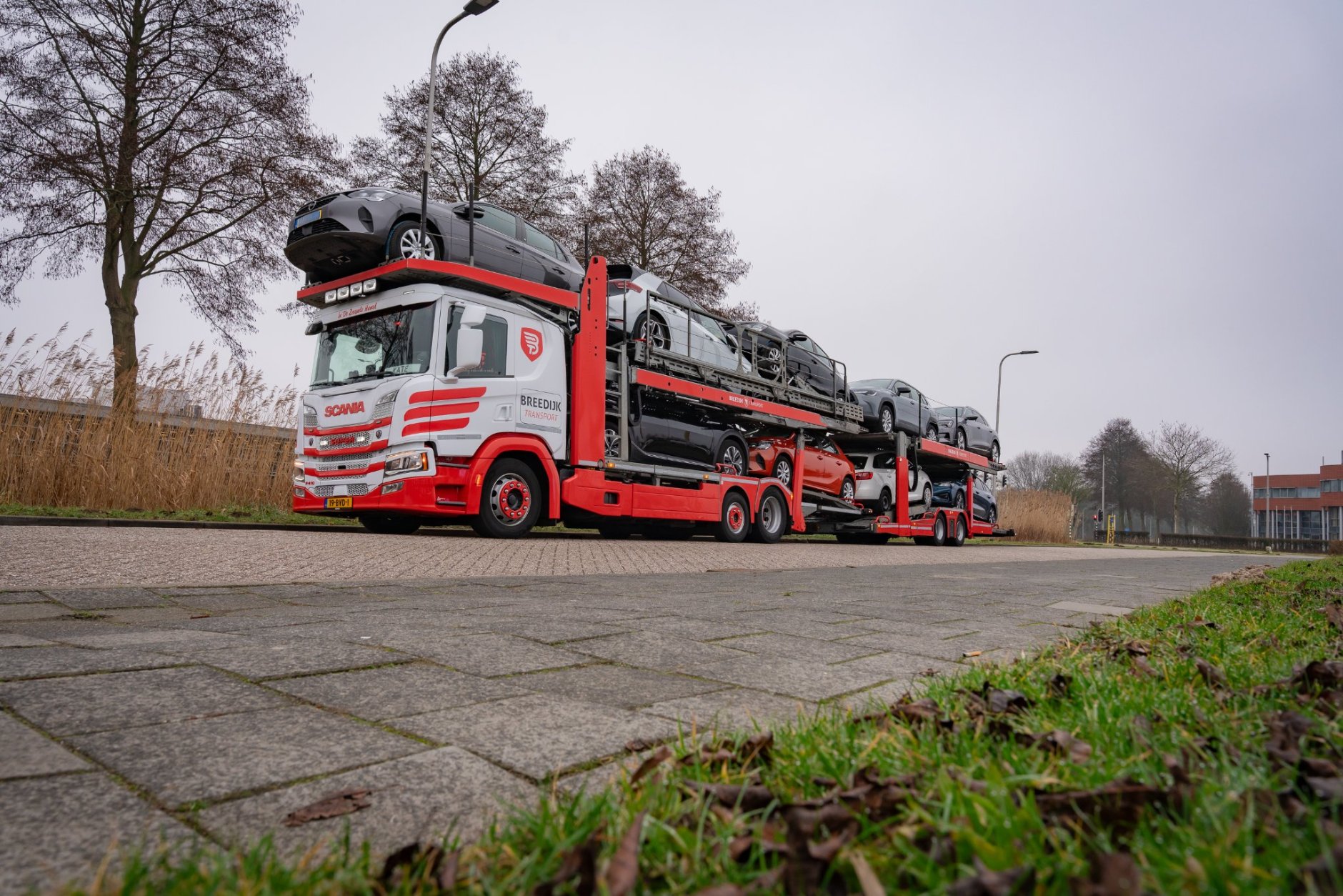 Chauffeur Leon Boon zet een auto vast