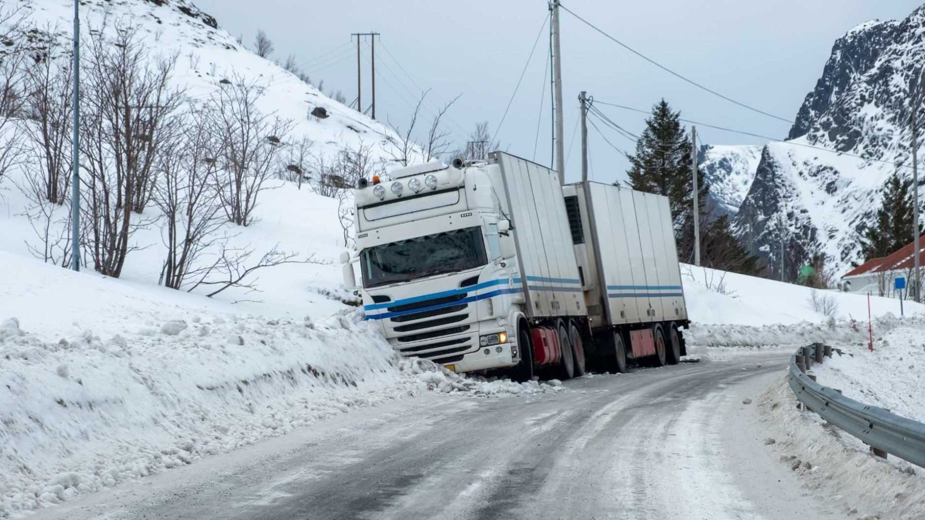 Gevaarlijke rijomstandigheden toolbox, vrachtwagen in sneeuwberm