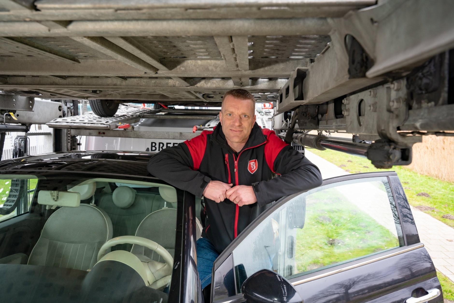 Vrachtwagenchauffeur Leon Boon laadt een auto