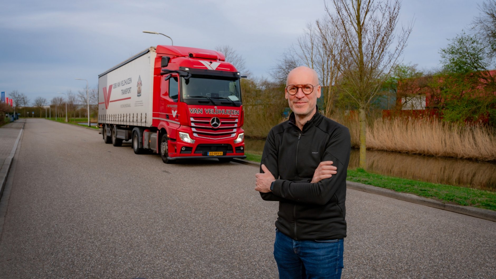 Zij-instromer Marco Wassink voor zijn vrachtwagen