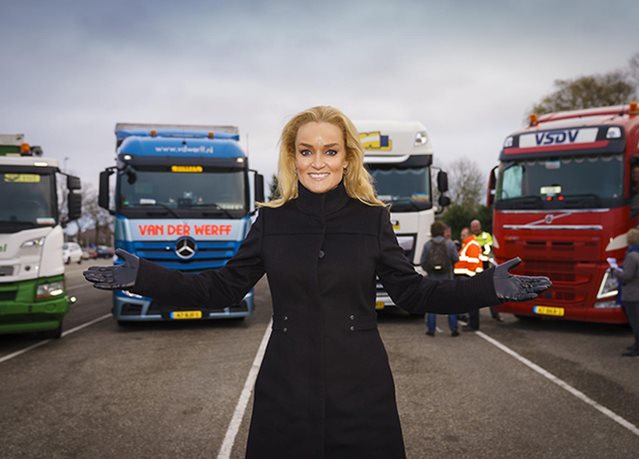Samantha Steenwijk zingt lofsong voor vrachtwagenchauffers
