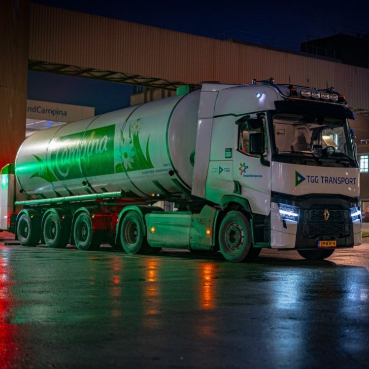 Vrachtwagenchauffeur rijdende melk ontvangst Maarten