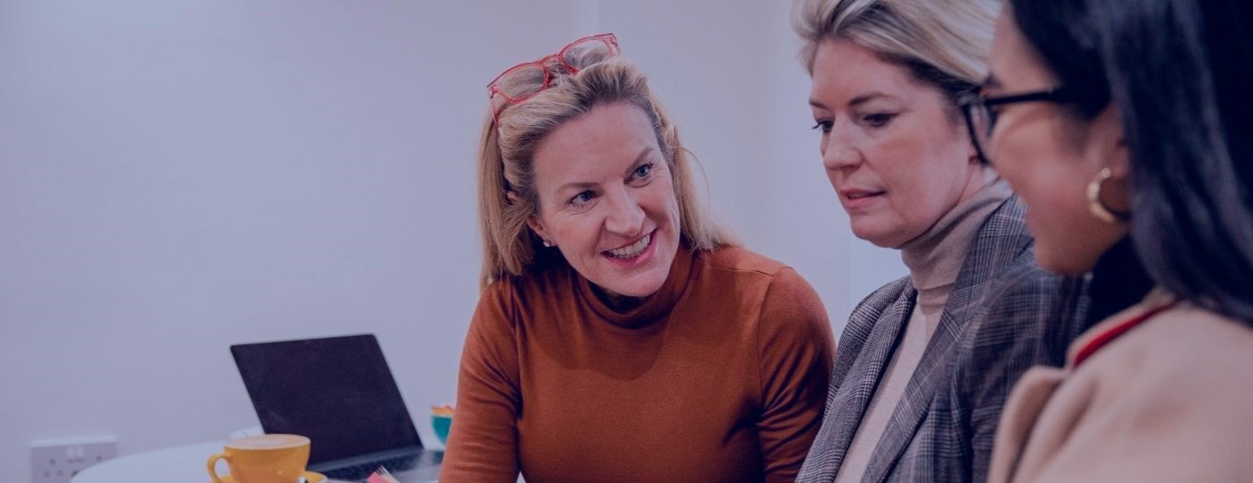 Medewerkers in gesprek over alcohol drugs en medicijnen.