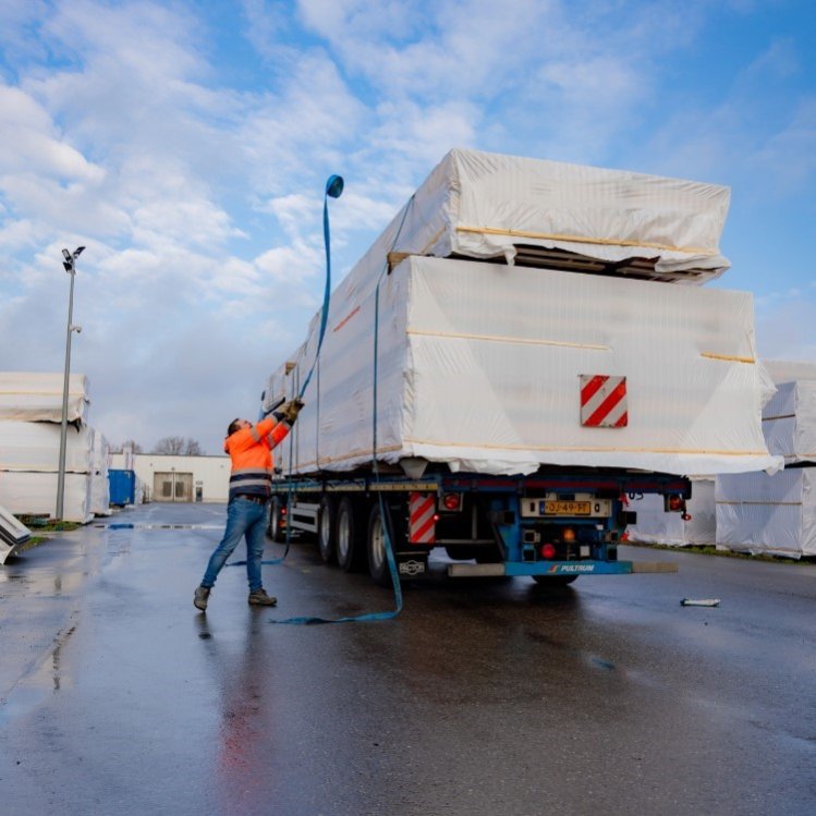 Chauffeur bouwmaterialen Niels Eggink in transport en logistiek