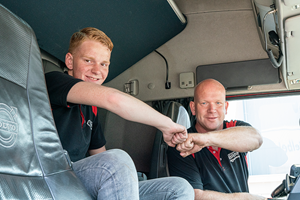 Een ervaren chauffeur en een BBL-er samen in de cabine bij Brinks.