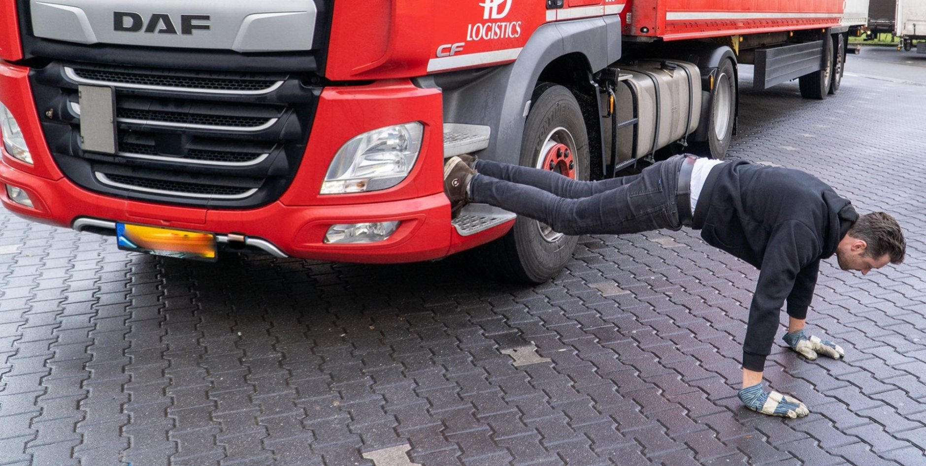 Opdrukken bij de vrachtauto