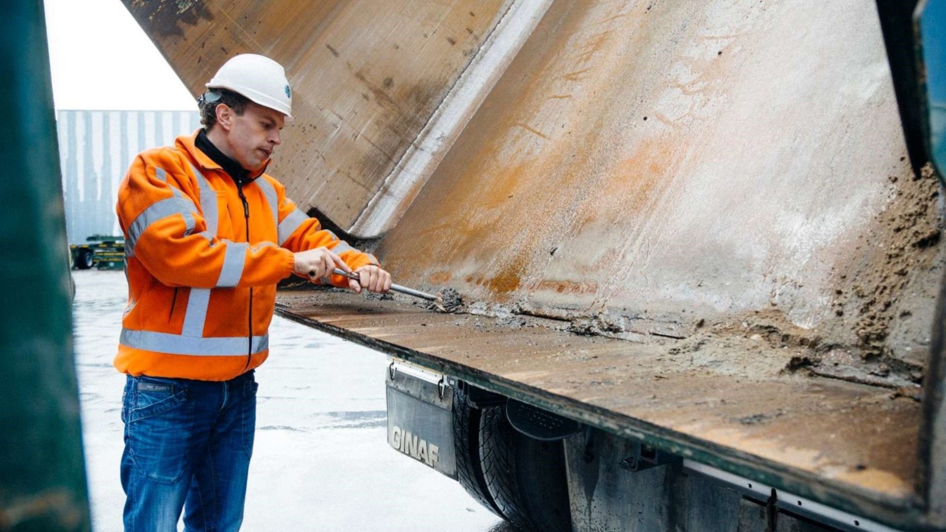 Toolbox STL voor veiligheid, man bij kiepwagen