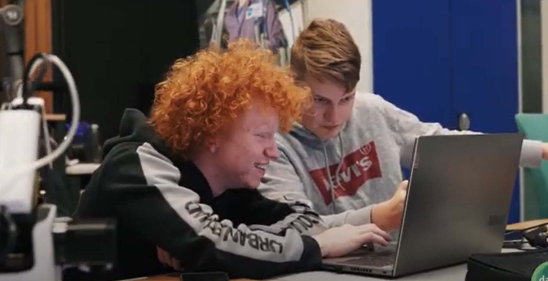 Leerlingen Da Vinci college achter een laptop