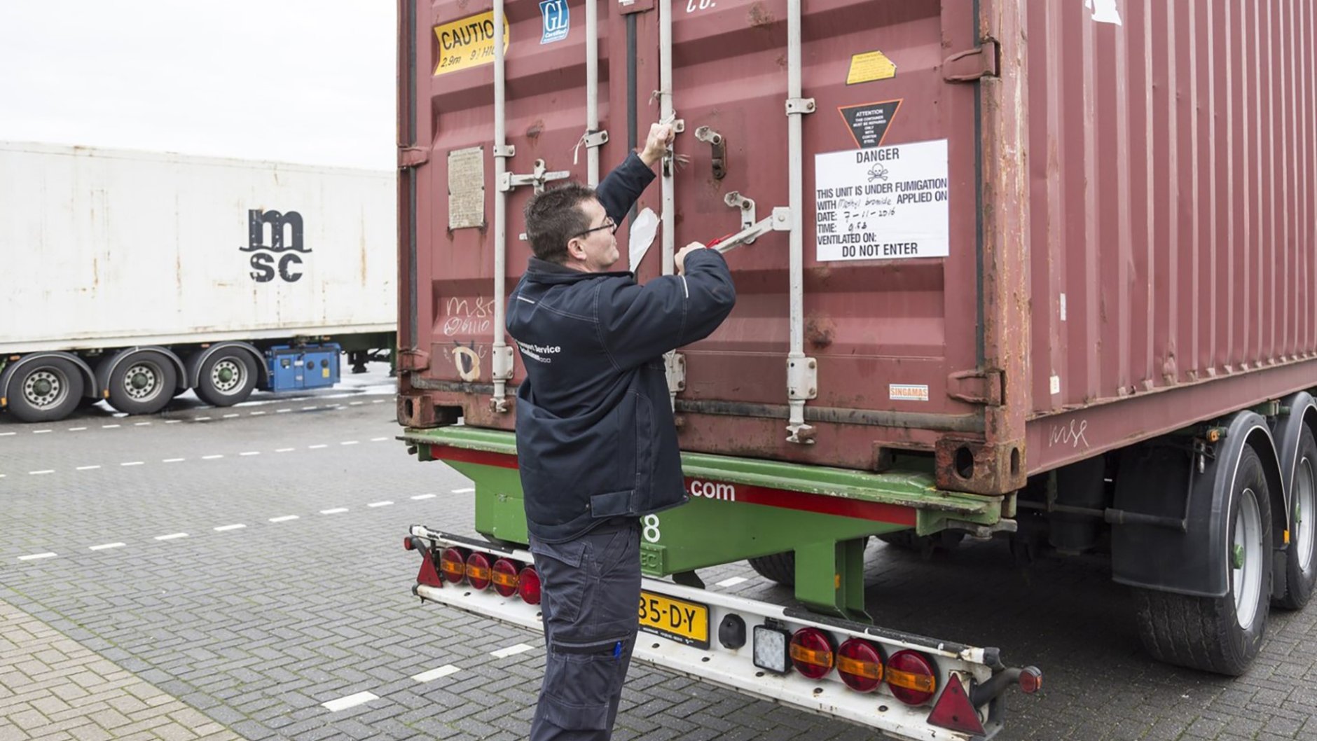 Veilig openen gegaste zeecontainers