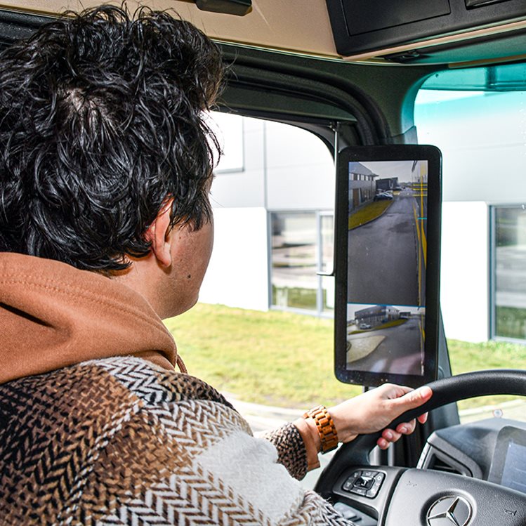 Camera als spiegel: beeld in vrachtwagen