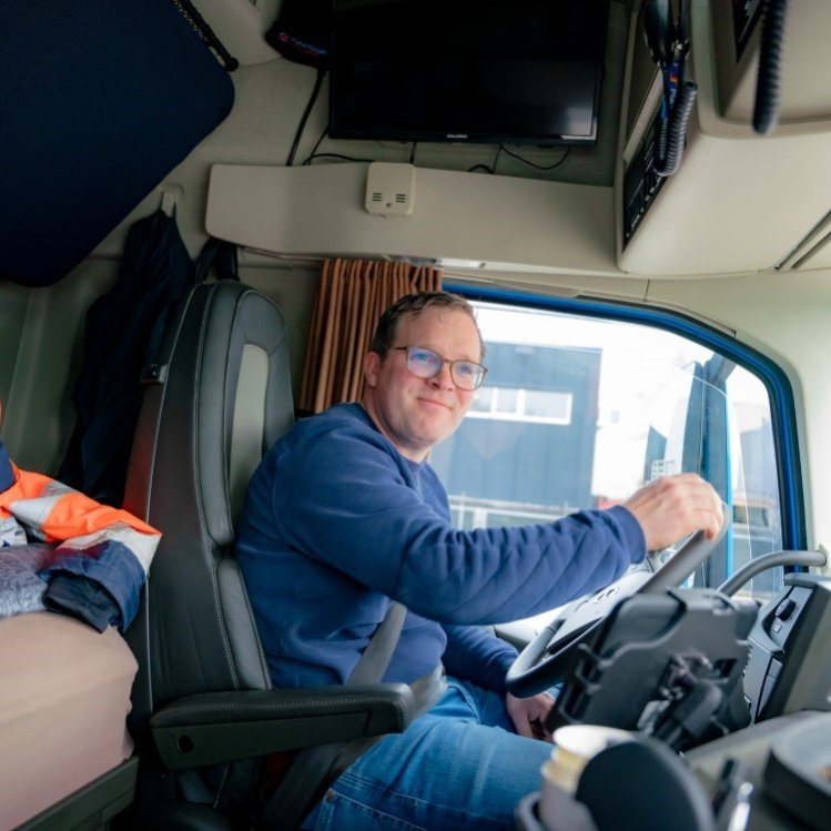 Chauffeur bouwmaterialen Niels Eggink in transport en logistiek