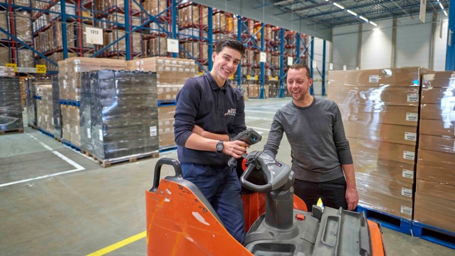 BBL-leerlingen in magazijn