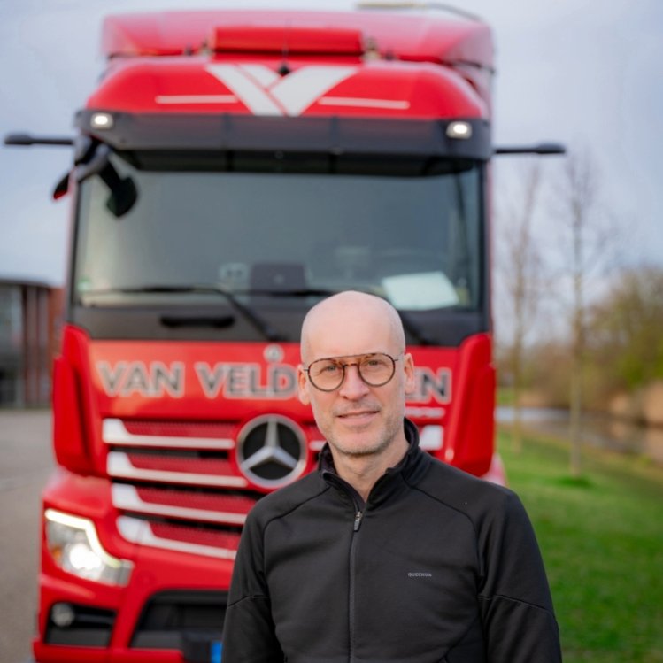 Zij-instromer Marco Wassink voor zijn vrachtwagen.