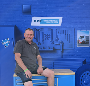 Vrachtwagenchauffeur Piet de Baat doet STL afvaltraject