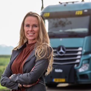 Tirza de Bruyn voor de vrachtwagen