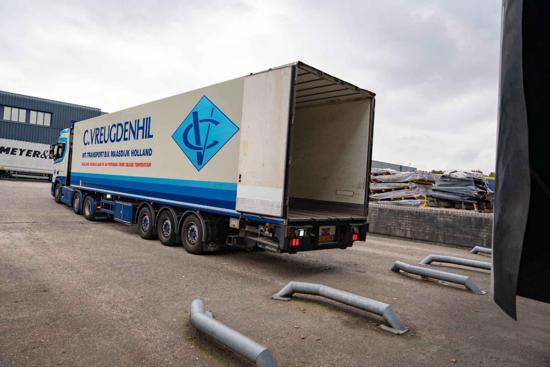Trekker oplegger bij laaddock