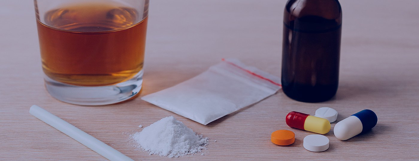 Alcohol, drugs en medicijnen (ai afbeelding)