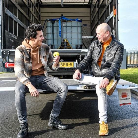 Twee mannen zittend op een laadklep