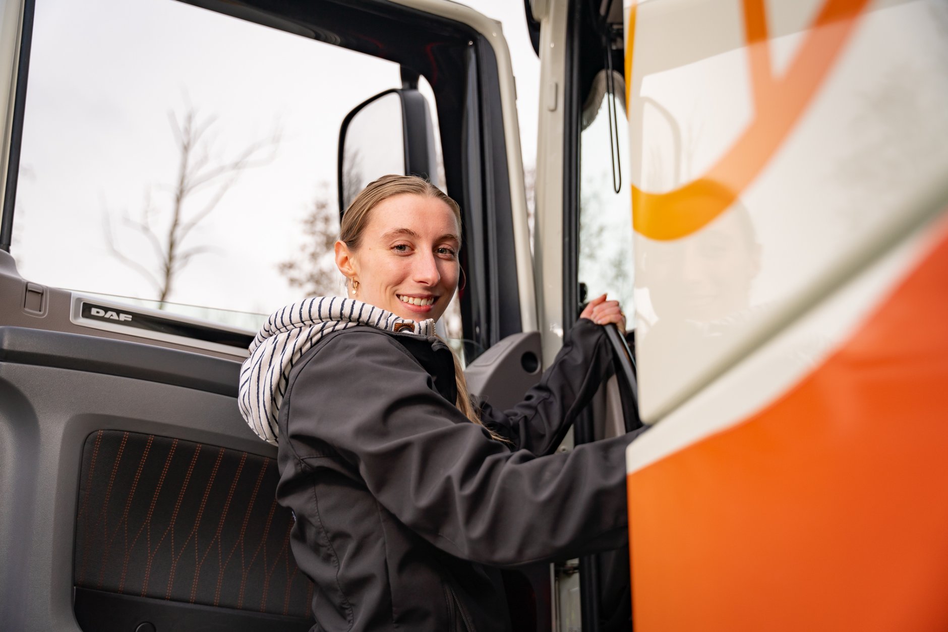 Inge Timmermans stapt in cabine vrachtwagen origineel