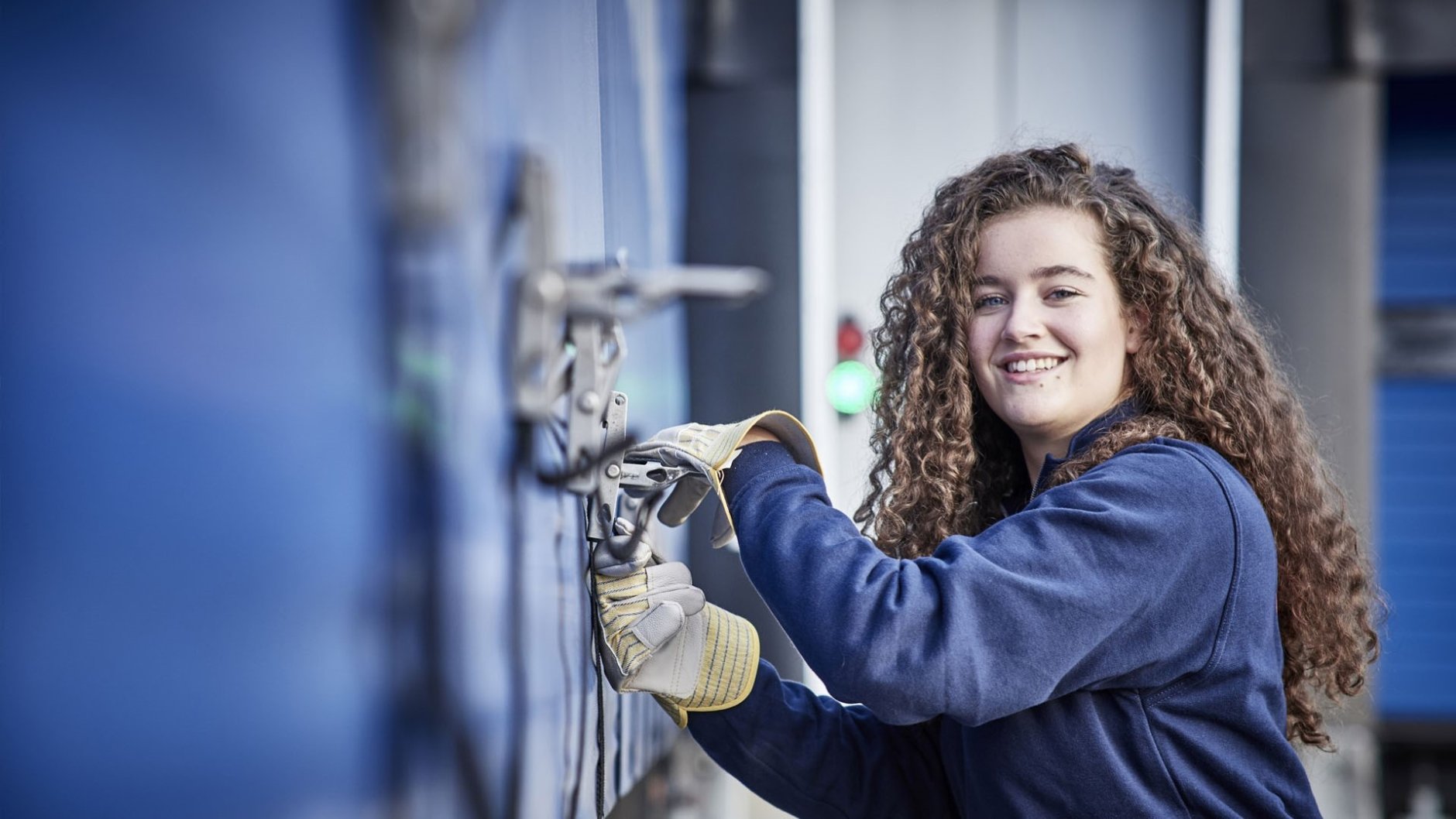 Vrouw opent vrachtwagen