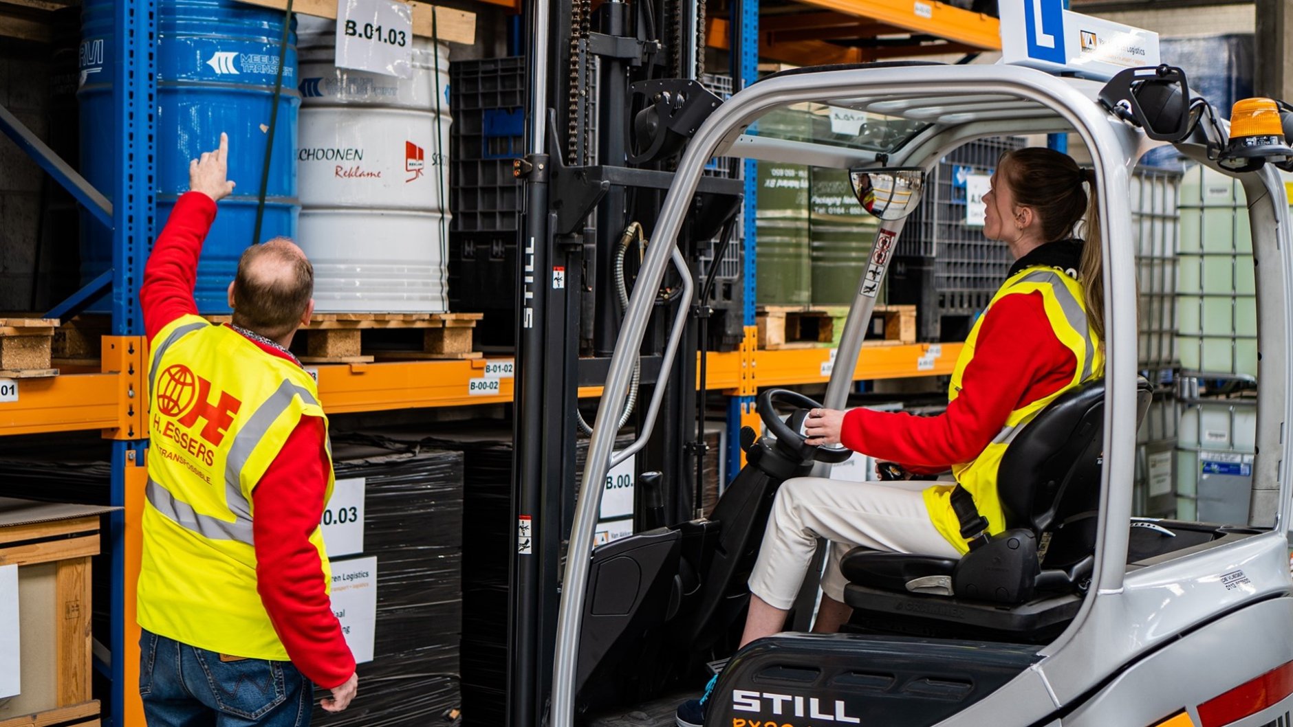 Logistiek medewerker  Norah in warehouse
