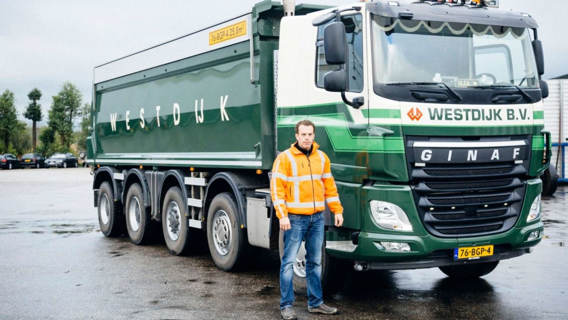 agressie toolbox, man naast vrachtwagen