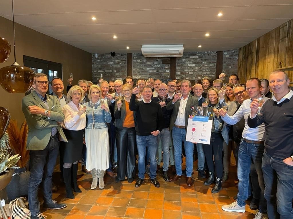 Groepsfoto bij ondertekening convenant vakschool Limburg