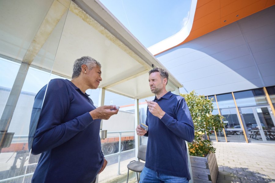 Werknemers transport en logistiek roken en vapen in rookhok
