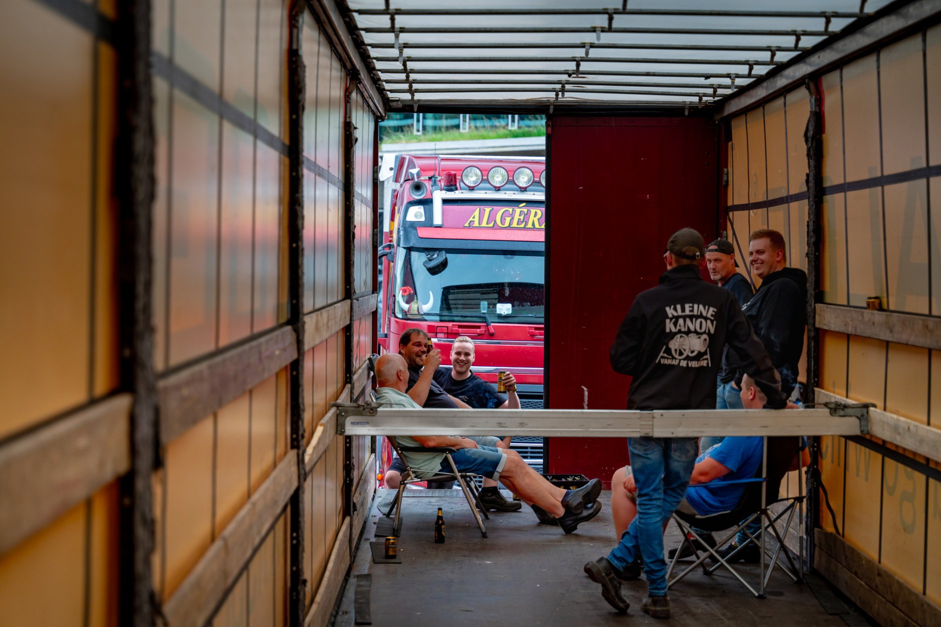 Pauze houden met collega vrachtwagenchauffeurs
