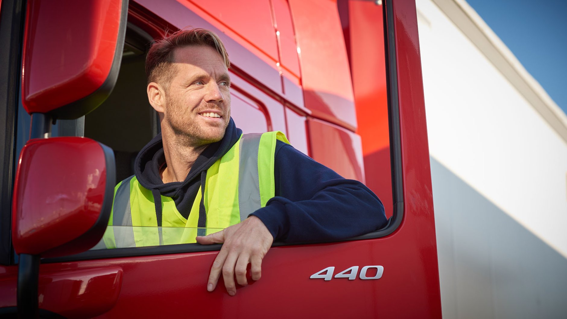 Vrachtwagen chauffeur kijkt uit cabine