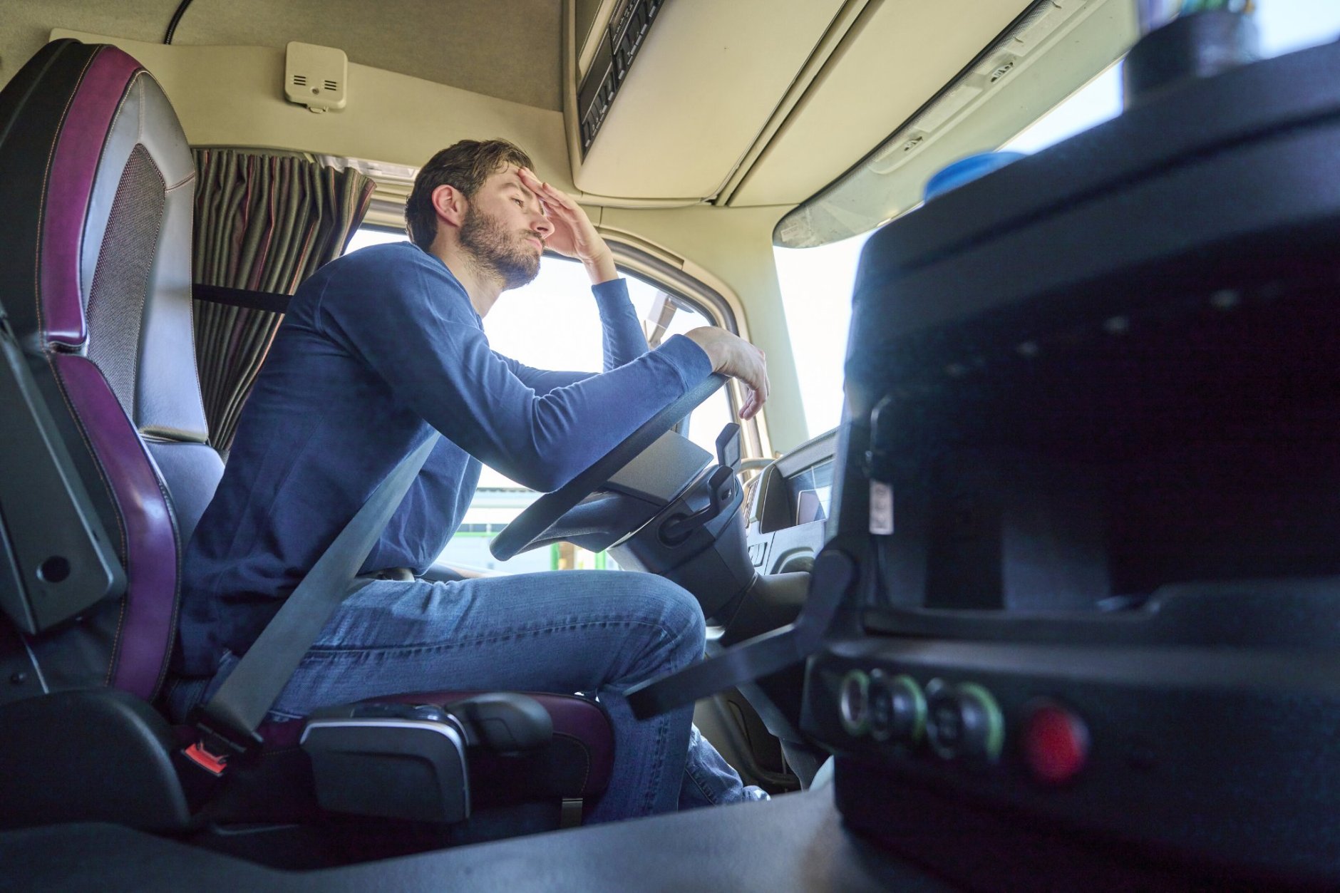 Vrachtwagenchauffeur vermoeid achter het stuur