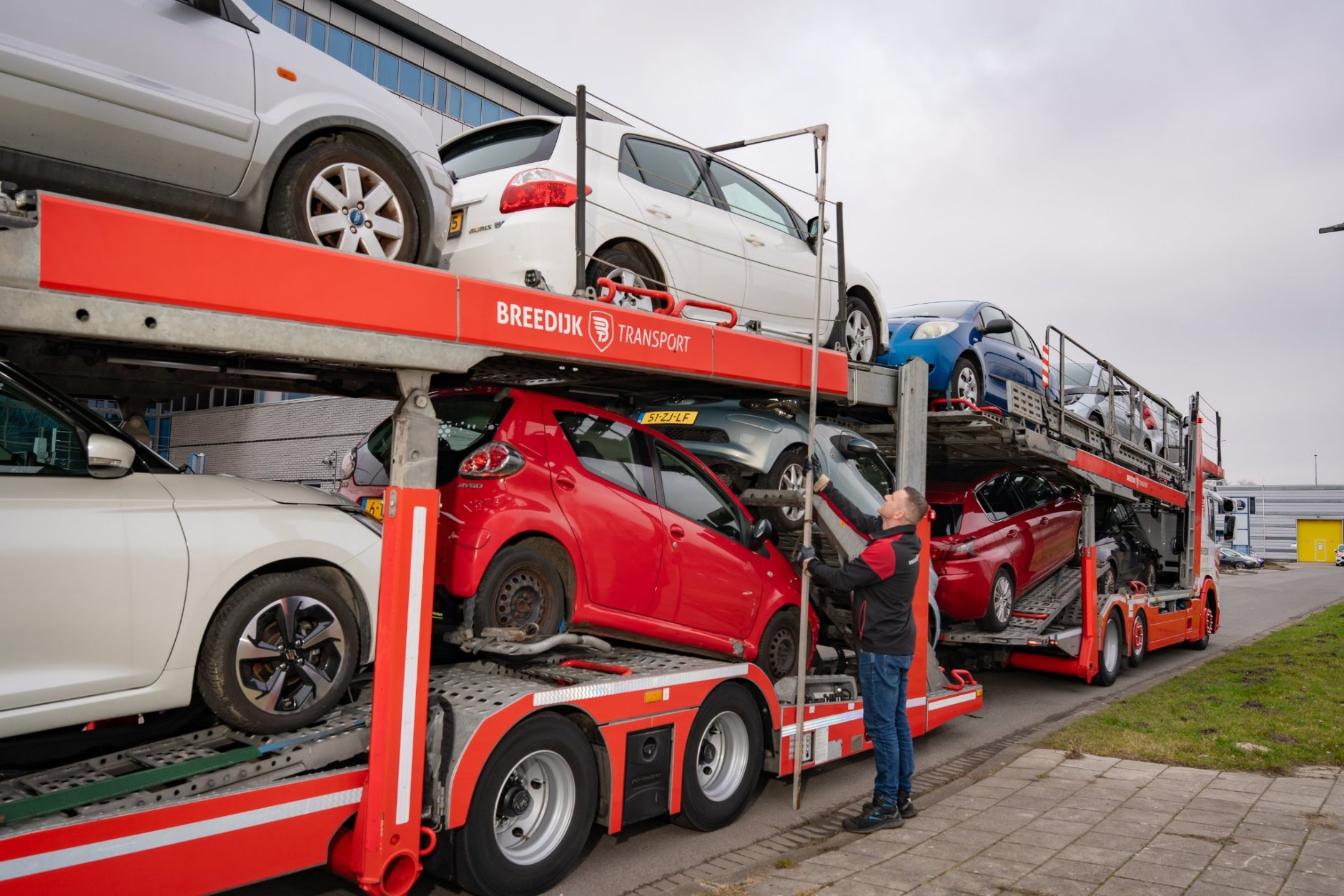 Vrachtwagenchauffeur Leon Boon meet de hoogte van zijn lading