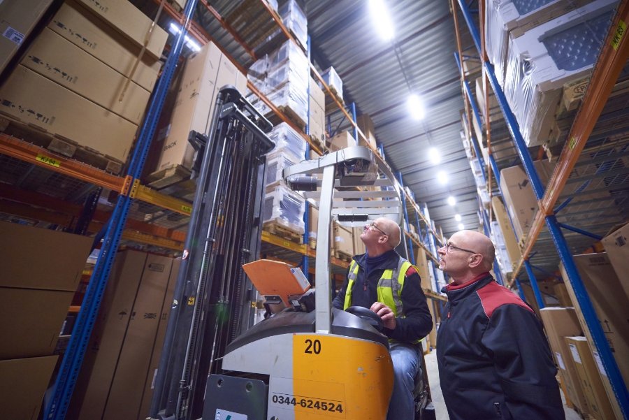 arbeidsmarkt uitdagingen, mannen in distributiecentrum