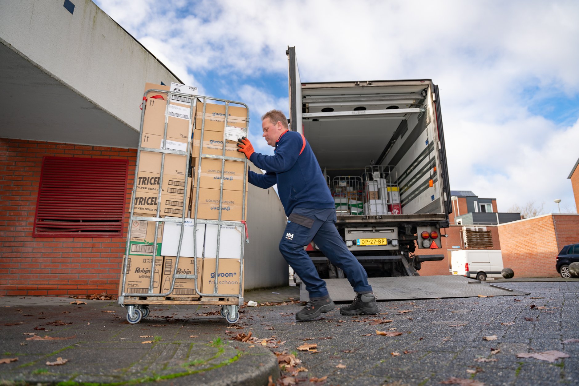 Duwen van een rolcontainer
