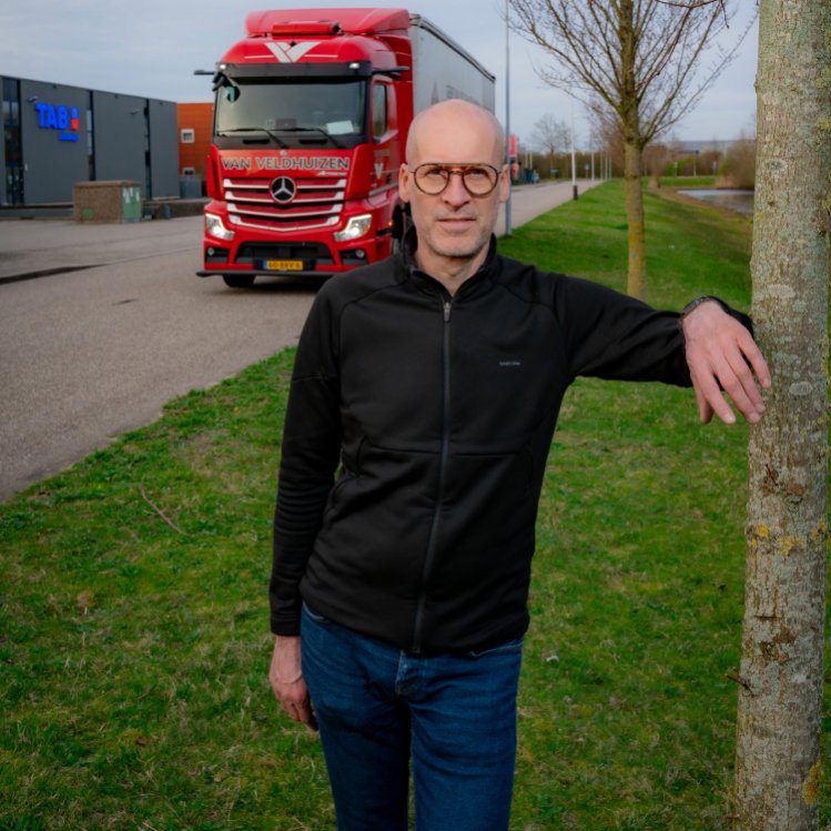 Zij-instromer Marco_Wassink voor zijn vrachtwagen.